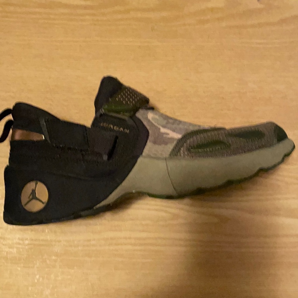 Camo Jordan's size 7y or 8 1/2 adult